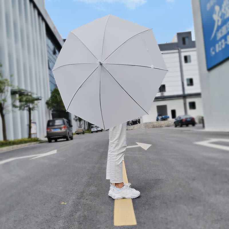大きく広がる遮光日傘